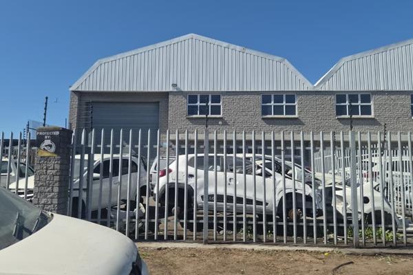 This 320m2 industrial warehouse for sale in Unit 10, Classic Park offers a practical ...
