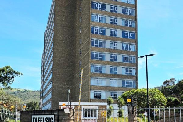 This beautiful renovated apartment offers the following:
Kitchen with gas hob
1 ...