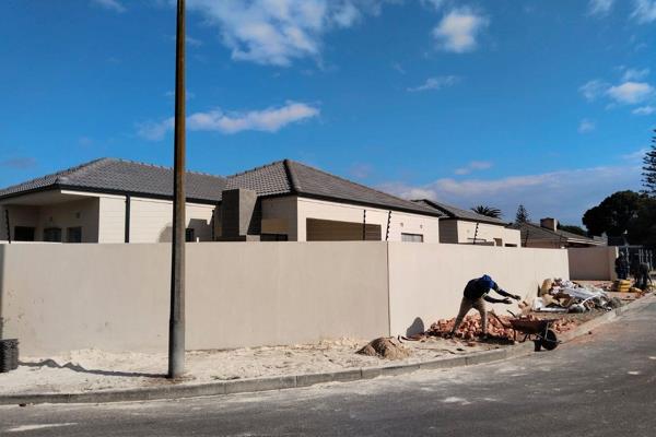 Modern Sectional Title 3 Bedroom house

3 Well -sized Bedrooms with Build-in Cupboards
Main Bedroom consist of a on-suite with ...