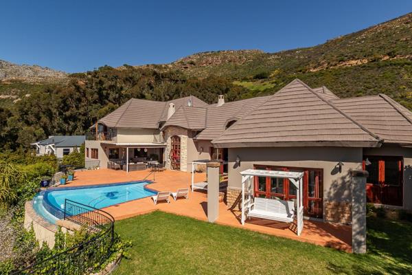 An exceptional residence in Silwersteen Estate, above the vineyards of Steenberg

Perched high on the slopes of the Steenberg mountains ...