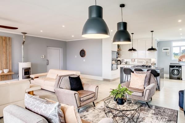 Wake up to breathtaking views of Table Mountain from this exceptional 6th floor residence in sought-after Kenilworth Upper's Glen ...