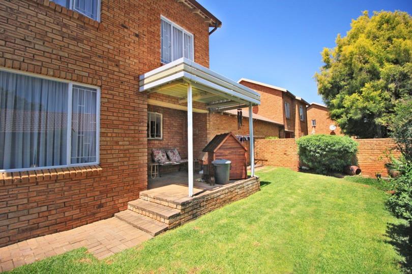 Listing number: P24-117592304, Image number: 2, Covered Patio and Garden