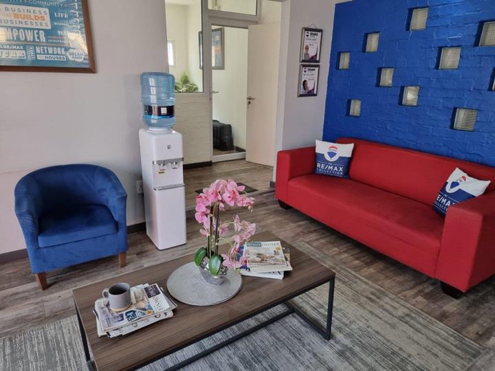 Listing number: P24-117593862, Image number: 3, Waiting area