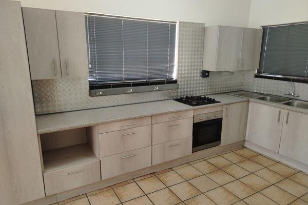 Charming garden cottage for rent! 

This delightful old-style cottage features a modern, spacious kitchen equipped with a gas stove. ...