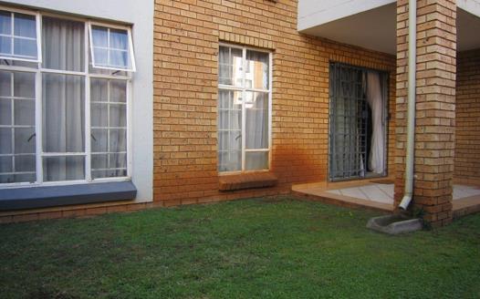 2 Bedroom Townhouse for sale in Die Hoewes