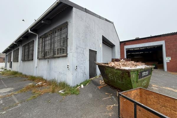 This 1,372m2 industrial property for sale on Rigel Road in Lansdowne is positioned on a ...