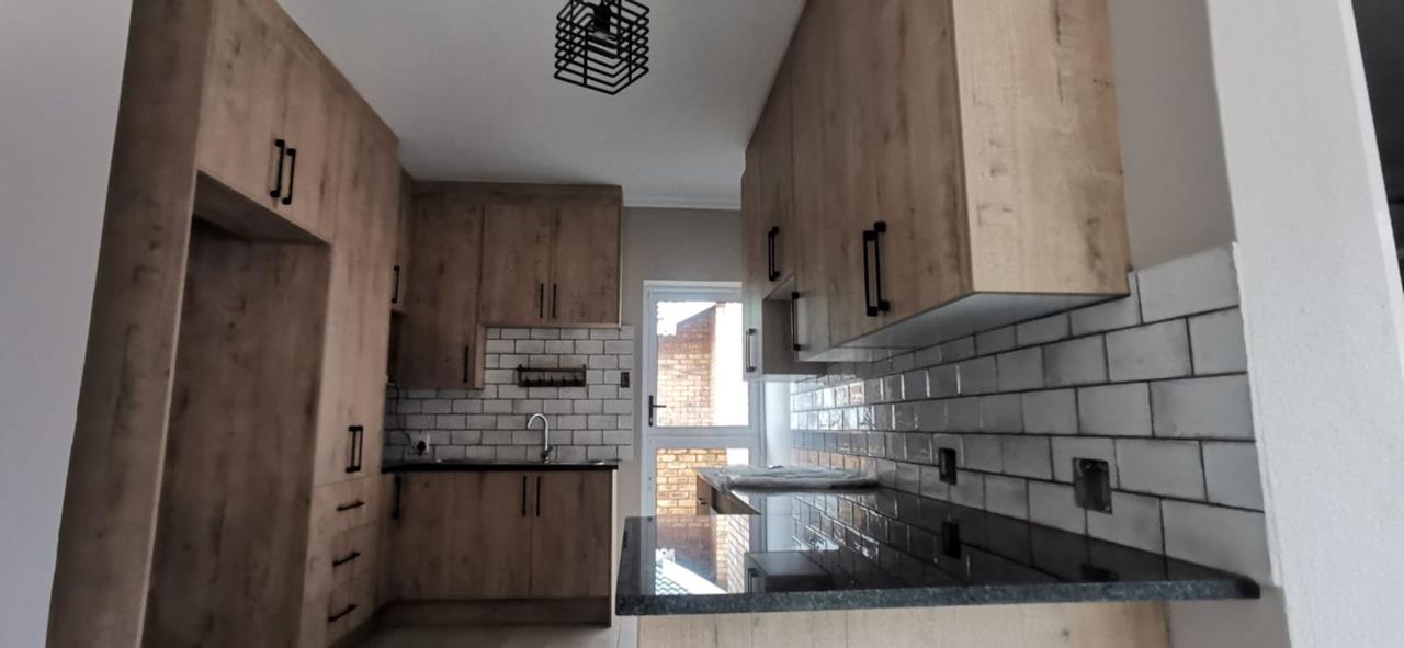 Listing number: P24-114224488, Image number: 1, Kitchen