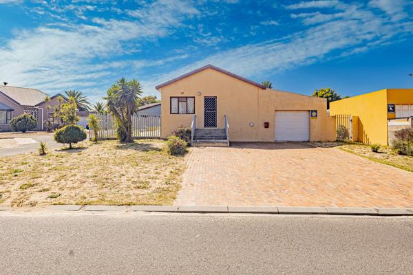Located in the ever-popular Loucharmante, this cozy family home offers comfortable living with excellent potential for future ...