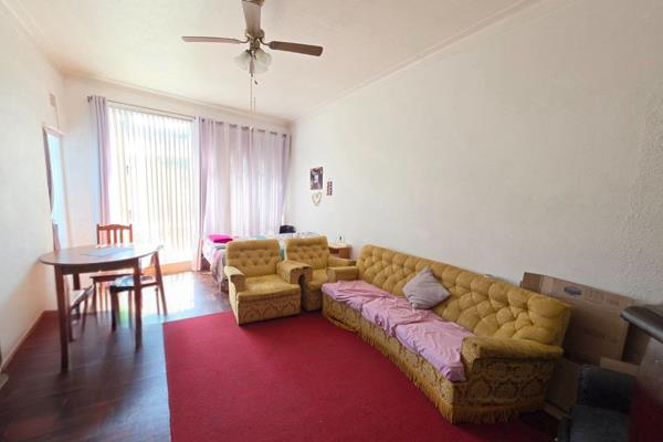 Spacious one bedroom apartment to rent right in the hart of Somerset West.

On street ...
