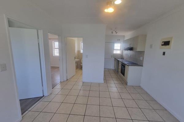 This neat 2 bedroom apartment is situated in the popular Coral Sands complex in ...