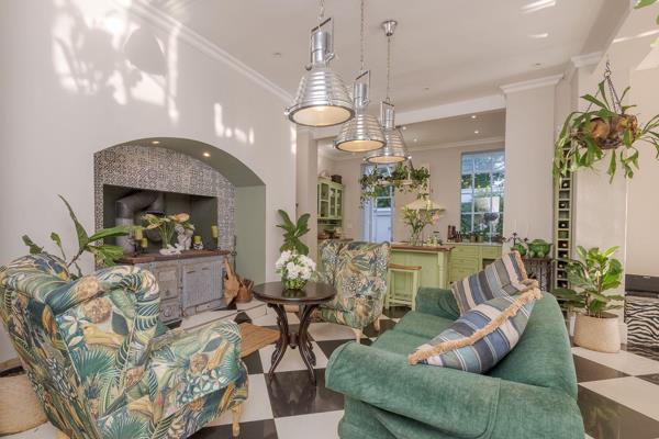 SOLE MANDATE

Generous accommodation, two guest cottages and easy access to leading schools, the CBD, and the airport.
Move in and ...