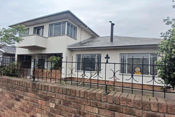 5 Bedroom House For Sale Double - Storey Family Home in Bellville South

Welcome to this beautiful and spacious 5 - Bedroom double-storey home, offering generous living space and the perfect setting for a growing family.

The ...