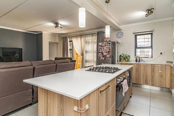 Stylish 3 bedroom, 2 bathroom pet friendly, garden apartment in the secure Red Ivory Lane Estate, situated in the popular Modderfontein ...