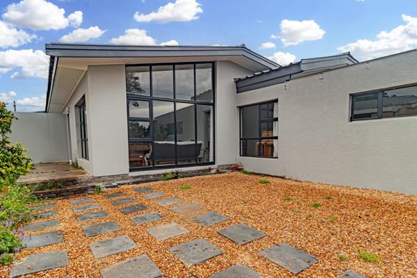 Welcome to a beautifully renovated family home where modern finishes, generous living spaces and great entertainment come together.

This light and bright 3-bedroom home has been thoughtfully upgraded throughout, offering a ...