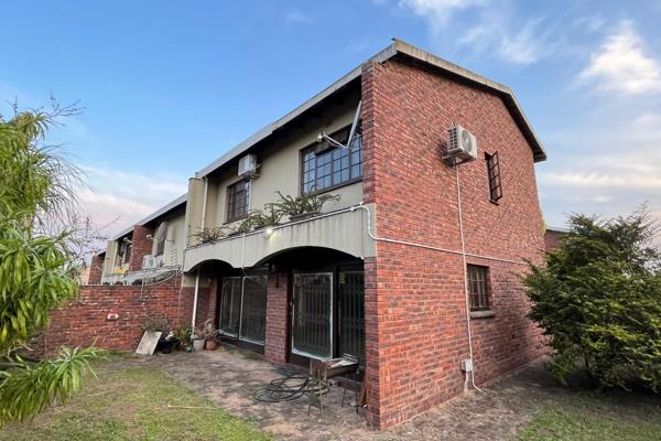 Lovely, warm and homely townhouse in a small complex of 14 units. Easy access to all main roads.
It has 3 bedrooms with built in ...