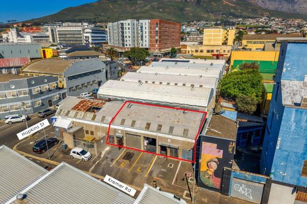 Two adjoining units combined into one spacious warehouse
Well located just minutes from ...