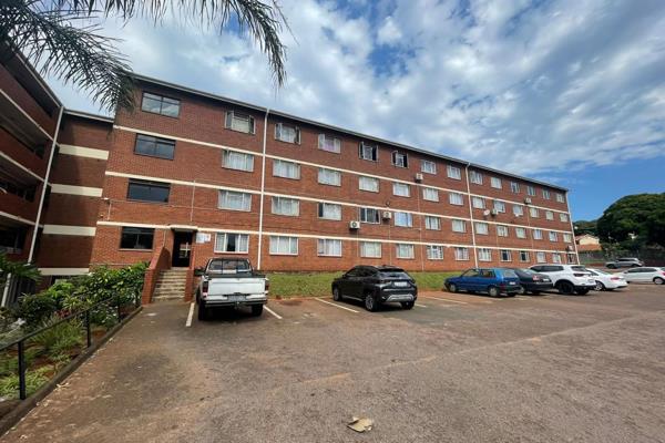 Newly tiled and renovated 2 bedroom flat , with a new quartz top kitchen, and will be painted before occupation.
Separate bathroom and ...