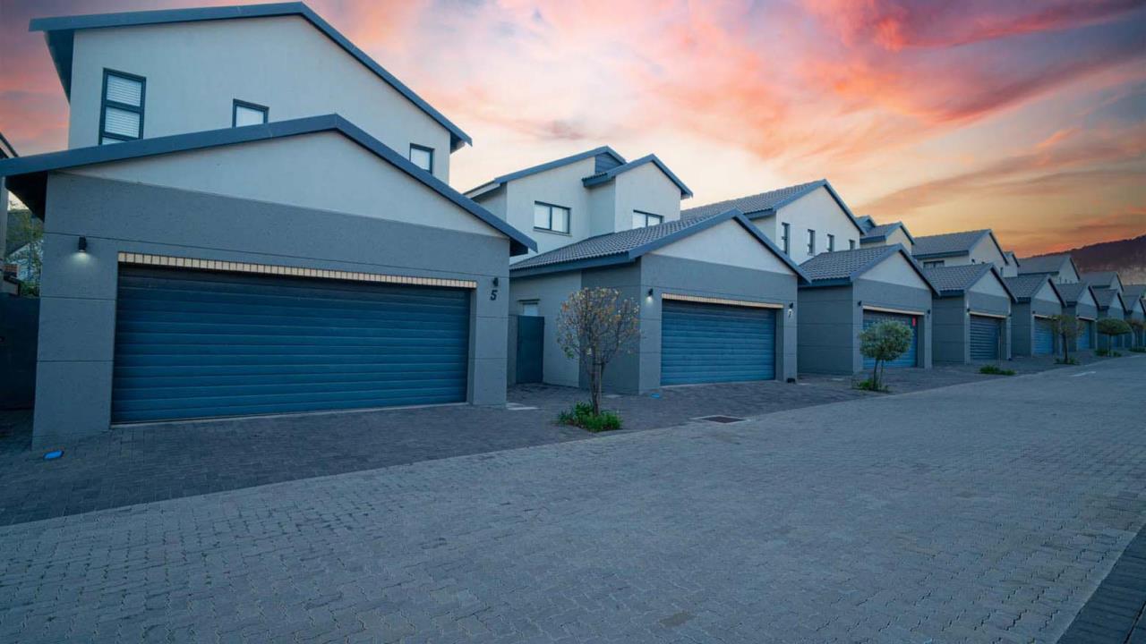 Listing number: P24-117636574, Image number: 1, Front View