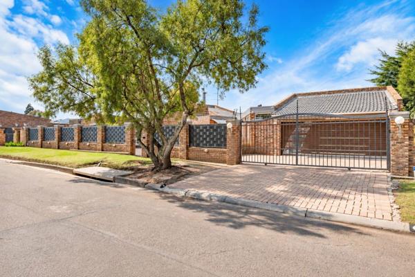 This dream home offers a lifestyle of luxury and comfort in an exceptionally spacious home.  
Beautiful wide wooden door leads to the ...