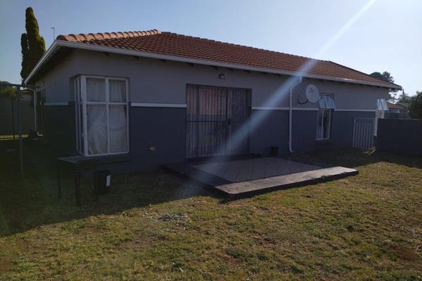 Rental: R7,400 per month
(excluding municipal charges)
This neat and well-maintained ...