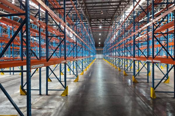 This A-Grade distribution centre presents an exceptional branding opportunity along a busy route. The facility features an 8m internal height with power floated floors, offering ...
