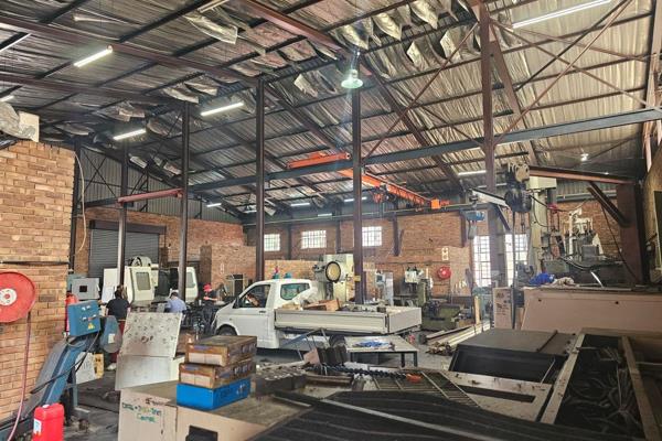 This secure 640m2 industrial warehouse, set on a 900m2 stand, is ideal for engineering ...