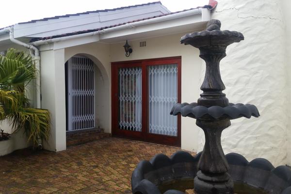 Spacious rental rooms available in a beautiful neatly renovated house each with its own private and secure entrance.

Available on 11 ...