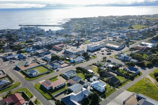 Discover unbeatable coastal living in the heart of Gansbaai. Tucked away at the end of a quiet cul-de-sac for enhanced privacy and ...