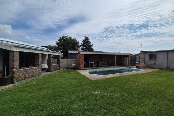 Looking for a property that can help generate additional income? This versatile property offers a spacious 3-bedroom main house PLUS TWO SEPARATE FLATS, creating an excellent opportunity for rental income, extended family living ...