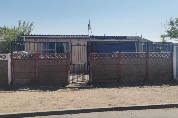 Cozy one-bedroom home with a private flatlet and secure parking.

Purchasers are responsible for a 10% commission plus VAT payment on ...