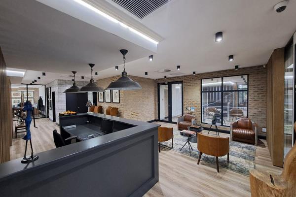 This spacious 335 m2 first-floor office offers a professional and versatile working ...