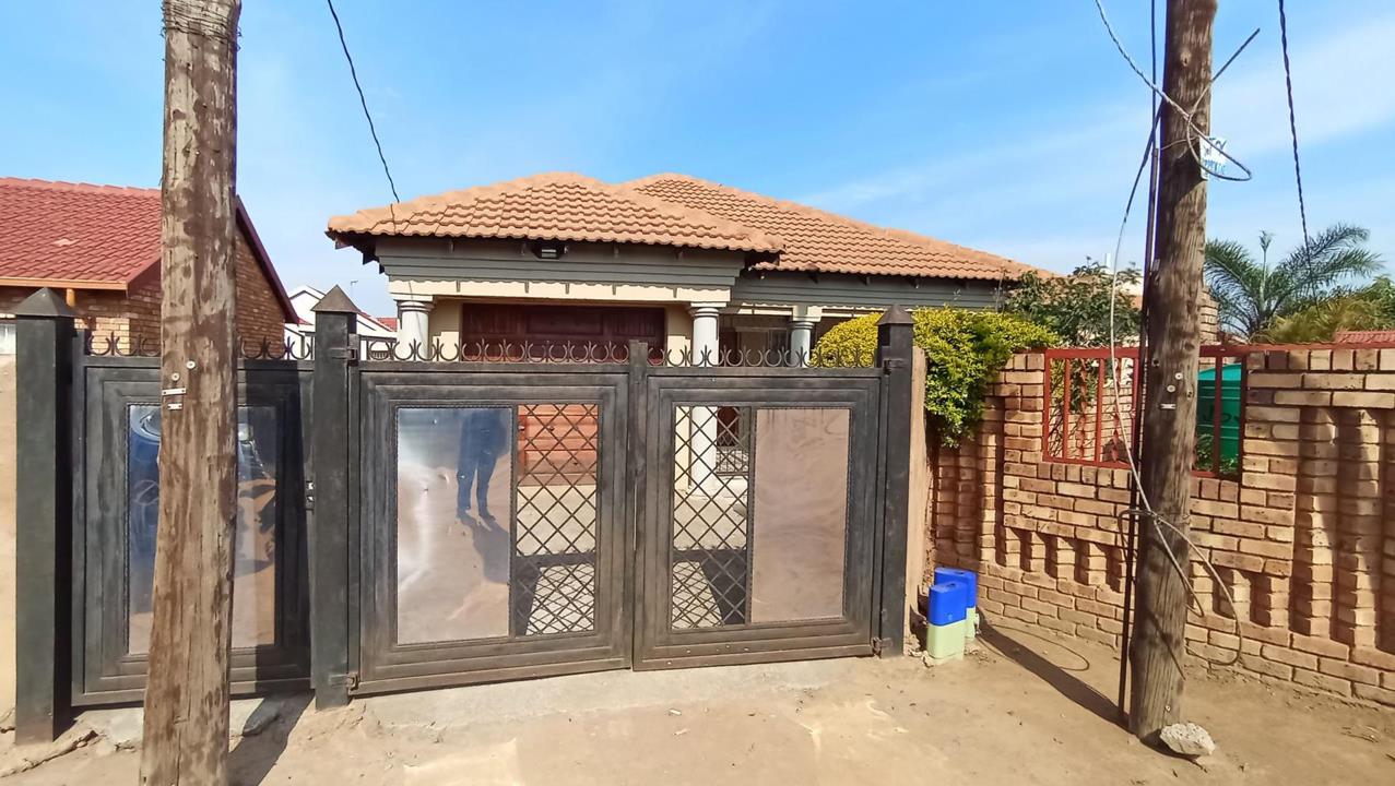 Listing number: P24-117561943, Image number: 1, Front View