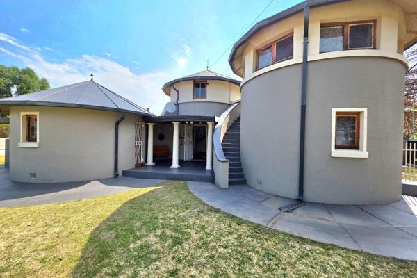 This striking residence sits on a generous sized erf in La Provence, Bethlehem, blending classic curves with contemporary comfort. Four sunlit bedrooms with wooden floors and curtain rails offer versatile spaces for family ...