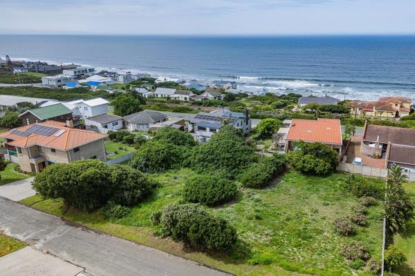 Beautiful stand a mere 300m from the beach. 

Suitable for a double storey dwelling with kitchen, lounge and entertainment area ...