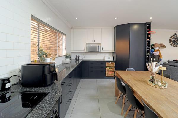 A turnkey home with modern finishes, spacious open-plan living and a tranquil estate lifestyle.!

Situated in the sought-after Amberfield Crest Estate, this beautifully renovated home offers the ideal combination of security ...