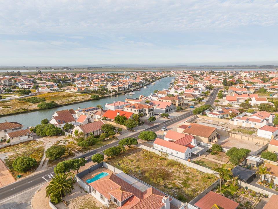 Listing number: P24-117600631, Image number: 1, Canals nearby, Berg river in the distance
