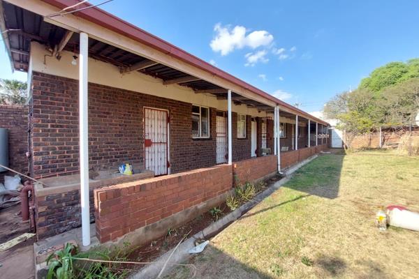 Top Location, walking distance to OK Foods, PMT School.

Seperate Entrance.
Seperate fully fitted kitchen offering ample built-in ...