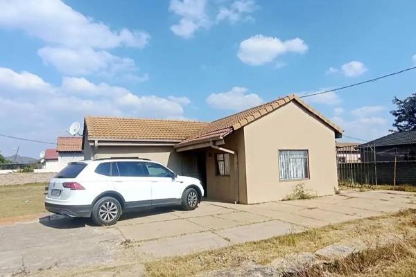 Lovely 2 bedroom house available to rent in Ga-Rankuwa 
Zone 7. 

Open plan fitted kitchen with stove and space for a single door ...
