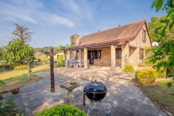 Embrace peaceful, country-style living without compromising on convenience! Perfectly positioned in the heart of Assagay, this ...