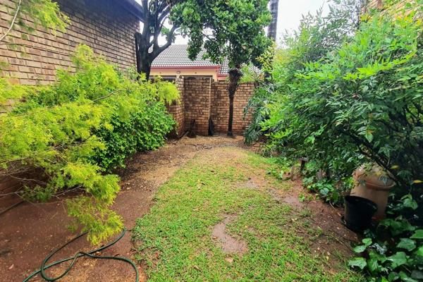 3 bedroom, 1 bathroom, upstairs unit with its own private garden downstairs - what a bonus!

If location is key, then it is good to ...