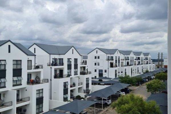 The ultimate lock-up-and-go home or high-yield investment!

Situated on the top floor of the prestigious Greenstone Ridge Lifestyle ...