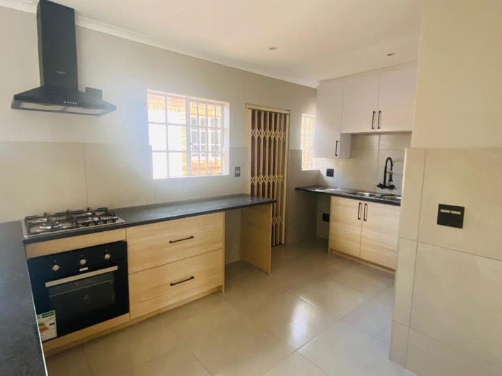Listing number: P24-117678417, Image number: 2