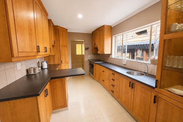 Fully Furnished Home to let -Perfect for company accomodation 

Main House : 

4 Bedrooms 
3 Bathrooms 
2 Open Plan Living Areas
Large ...