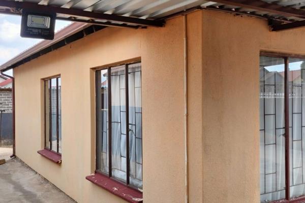 A 3 Bedroom House in Soshanguve Vv is up for Rent for R5 000.

Available from the 30th October '26

 Features

3 Bedrooms
1 family ...