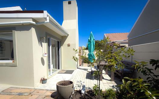 2 Bedroom House for sale in Franskraal