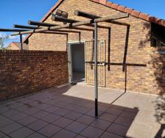 Townhouse for sale in Willow Park Manor