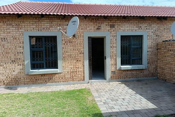 This three bedroom townhouse is located inside of a safe complex at The Hills, Terra Nova.
It has one bathroom, an open plan lounge and ...
