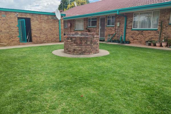 This two bedroom unit is a great choice.
Conveniently located
Neat and well maintained,

Don't miss out on this lovely flat!!