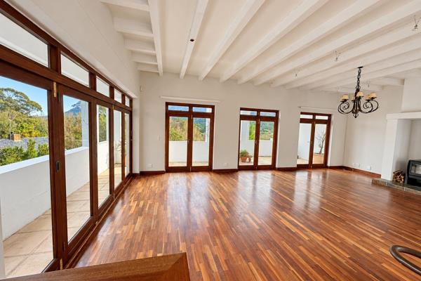 Elevated Family Living with Table Mountain Views in North Oaks Private Estate

350m2 ...