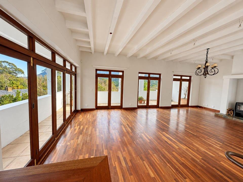 Listing number: P24-117694577, Image number: 1, Spacious living area